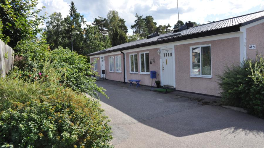 Framsida på huslänga, Skjutbanevägen 49 & 51.