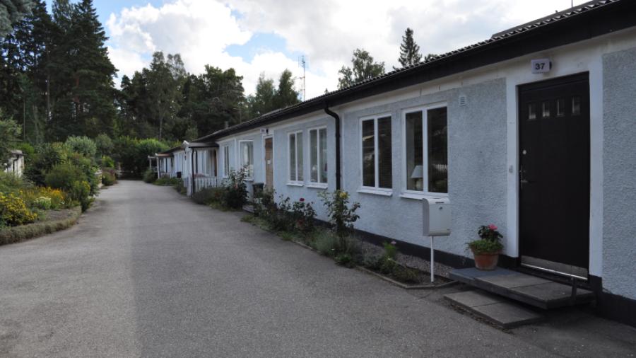 Framsida på huslänga, Skjutbanevägen 37-47.